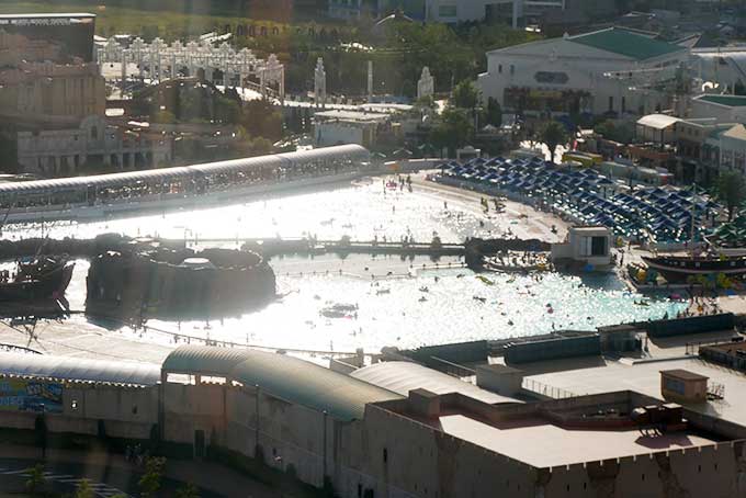 先程まで遊んでいたラグーナのプール