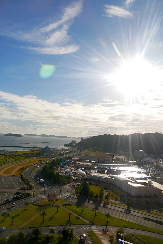 観覧車から眺める夕日が眩しい