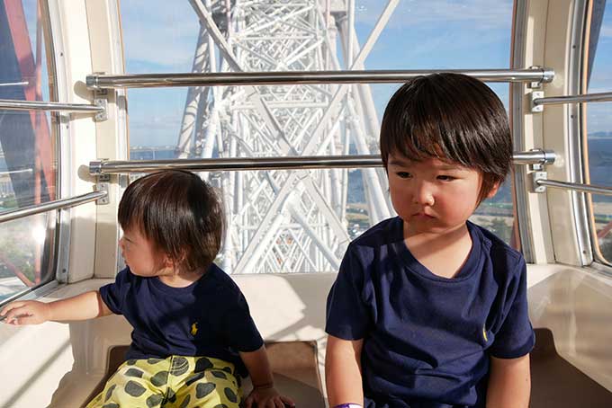 観覧車の中が暑くてグッタリ