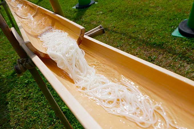 そうめんが流れて来ます!!