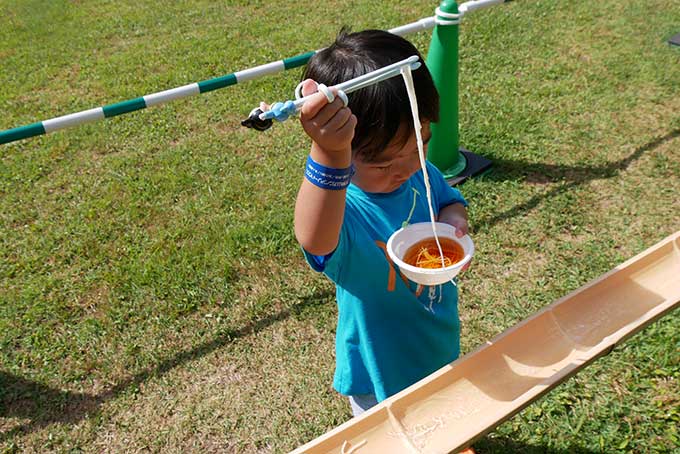 麺つゆにつけて…