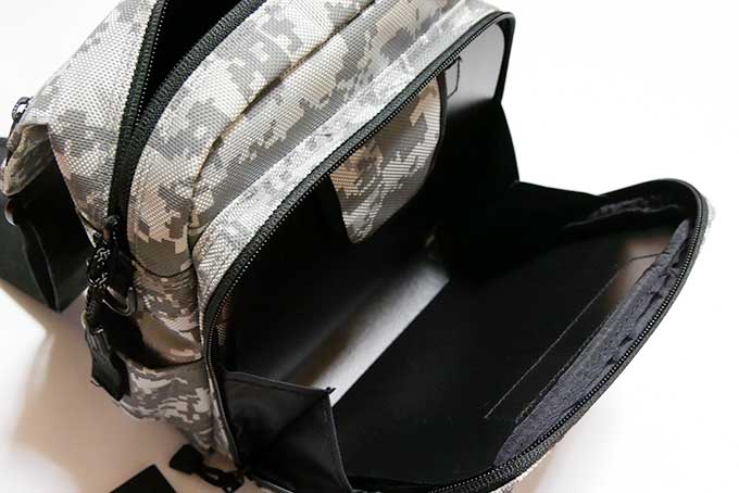 サブ収納スペースはハードボード内張り