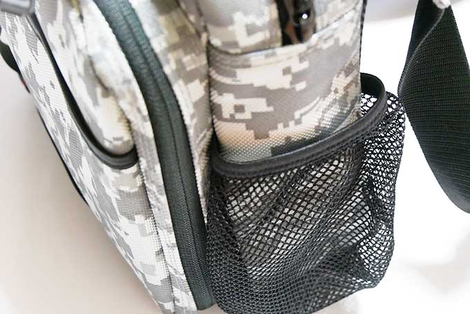 ネット状のドリンクホルダーもあります