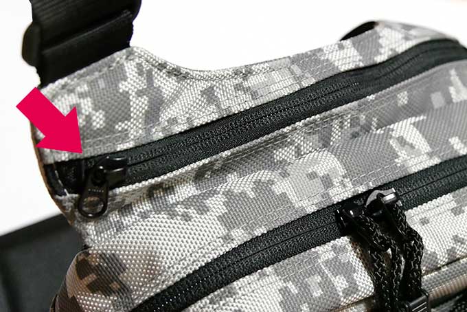 メイン収納上部のファスナー