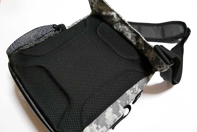 背面は蒸れを抑える厚手メッシュパッド付き