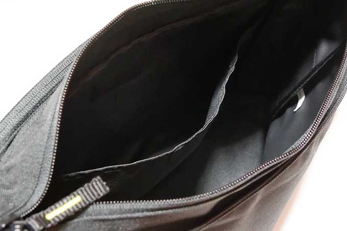 メイン収納のポケット