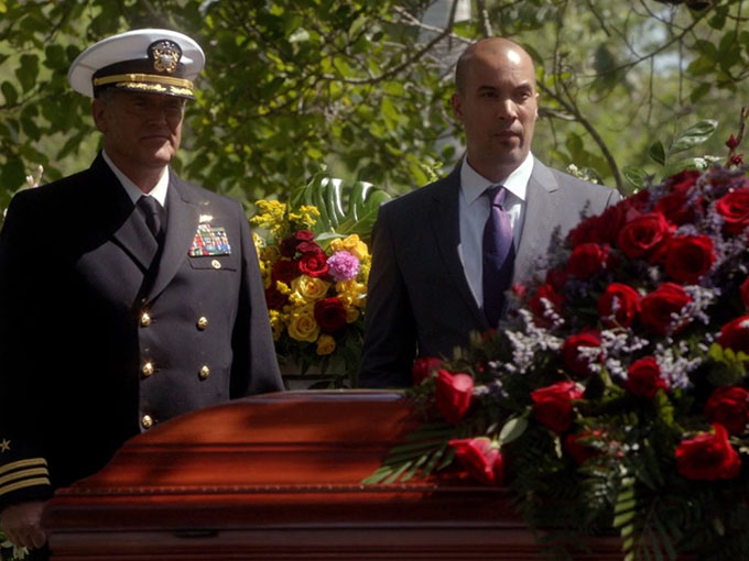 棺を見守る二人