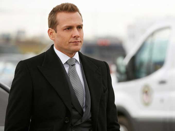 マイクの収監を見守るハーヴィー