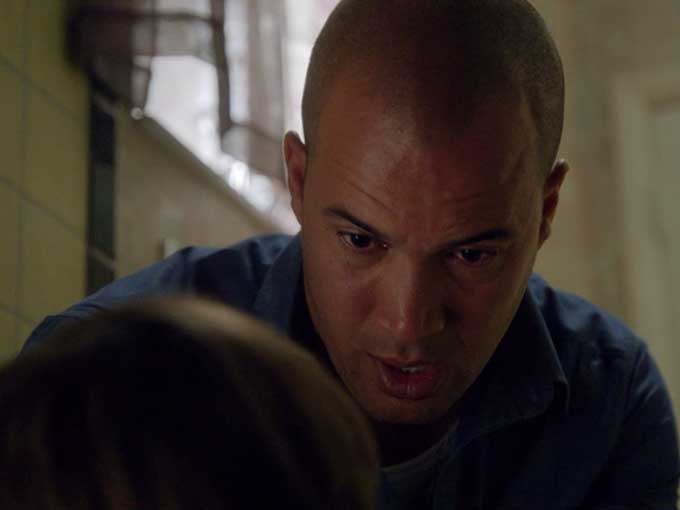 チャーリーを守るジェシー