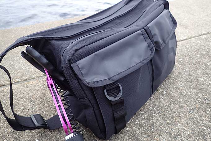 ダイワのバッグを持って実釣