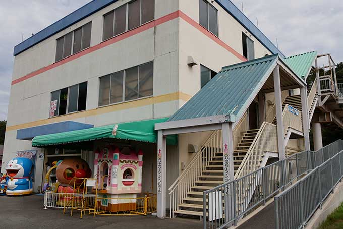 階段を上って隣のエリアへ