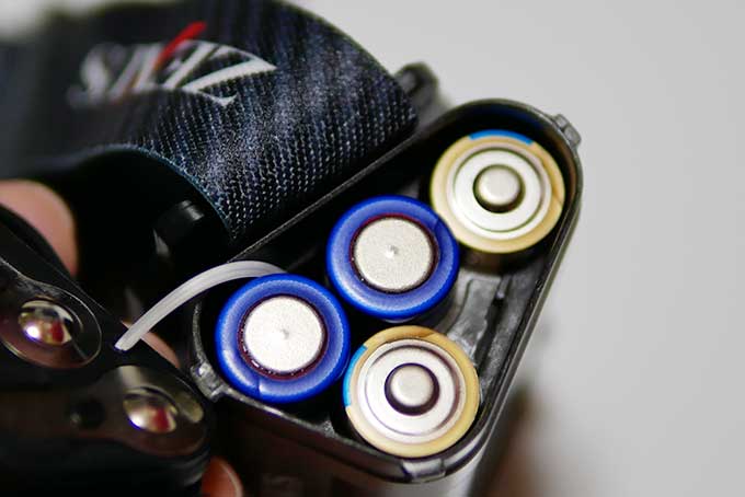 向きを合わせて電池をセットする