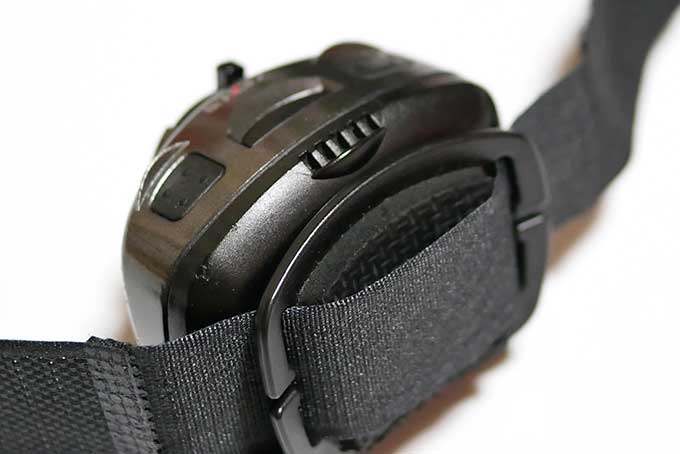 ZEXUS専用ベルクロベルトを通す