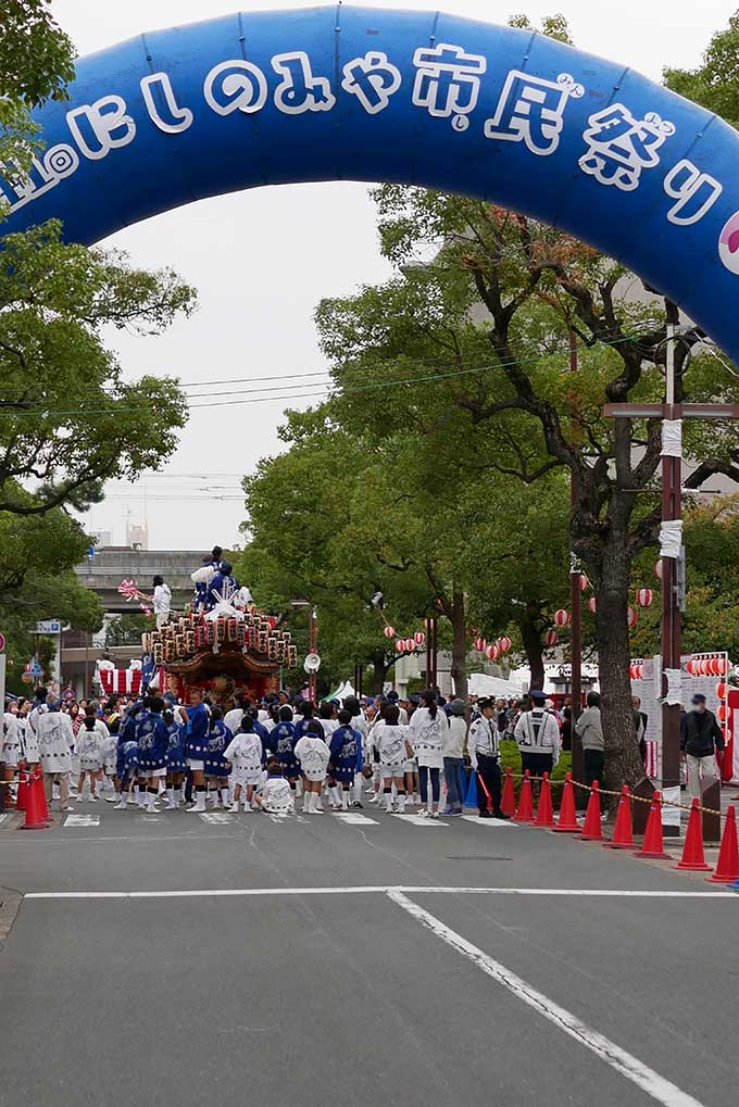 西宮市民祭のだんじりが見えます