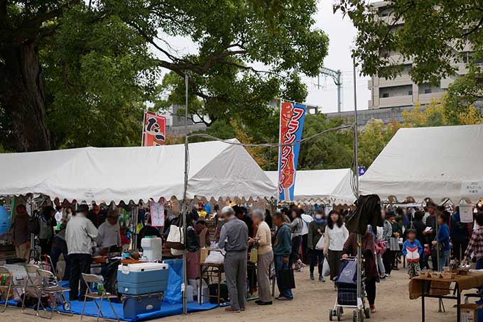 混雑する団体バザール