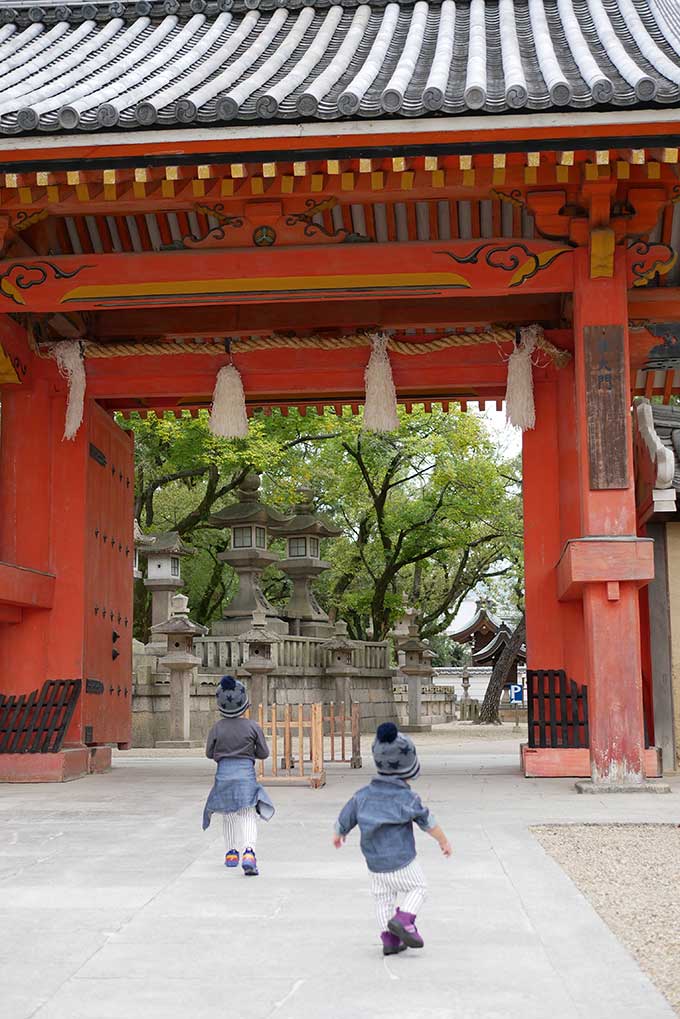 二人でえべっさん内へ