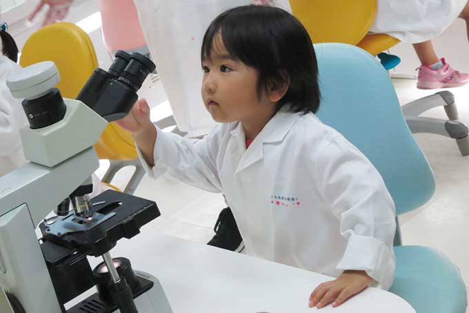 顕微鏡を覗く姿も様になっています