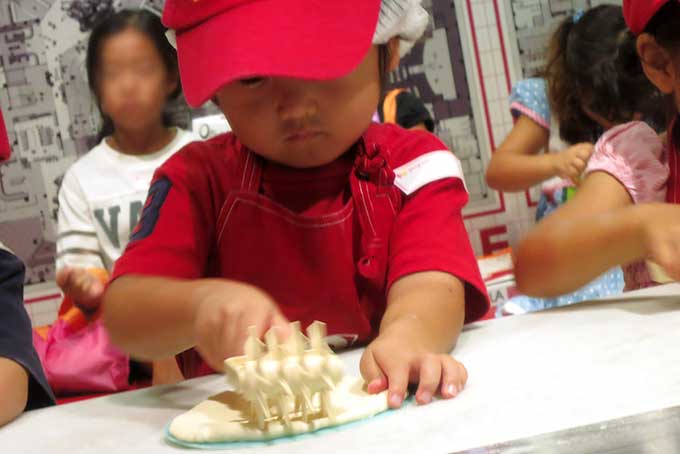 ピケローラーで空気を抜きます