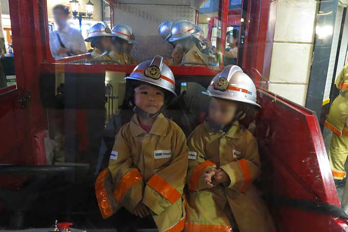 消防車に乗って