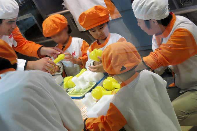 オニギリ作りにチャレンジ