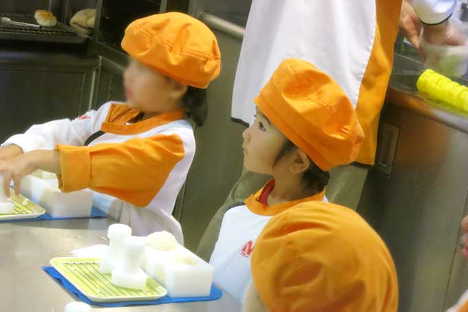 型を使ってお米を整形