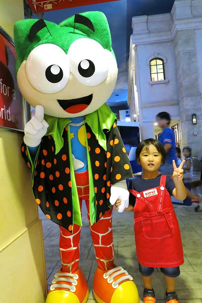 キッザニアのキャラクターと記念撮影