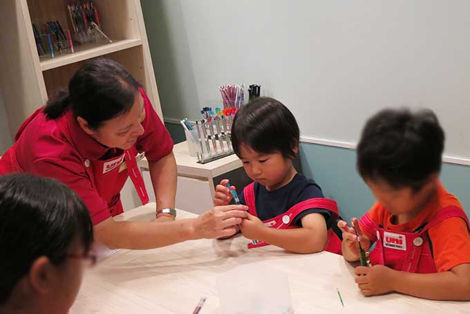 ペン作り体験中