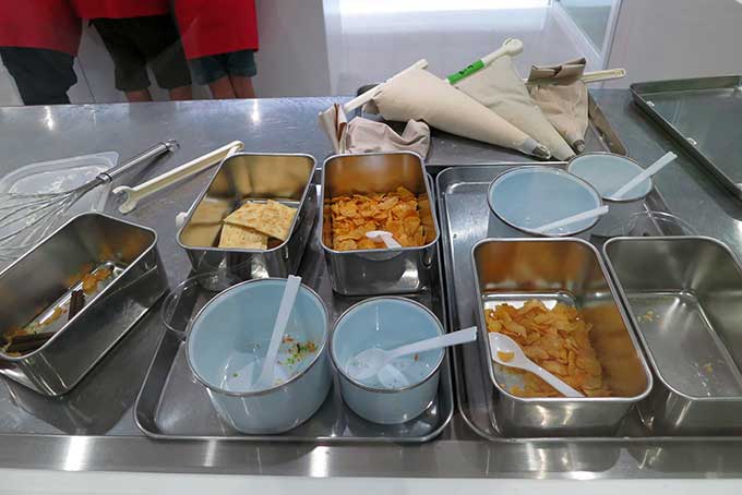 具材をトッピングして