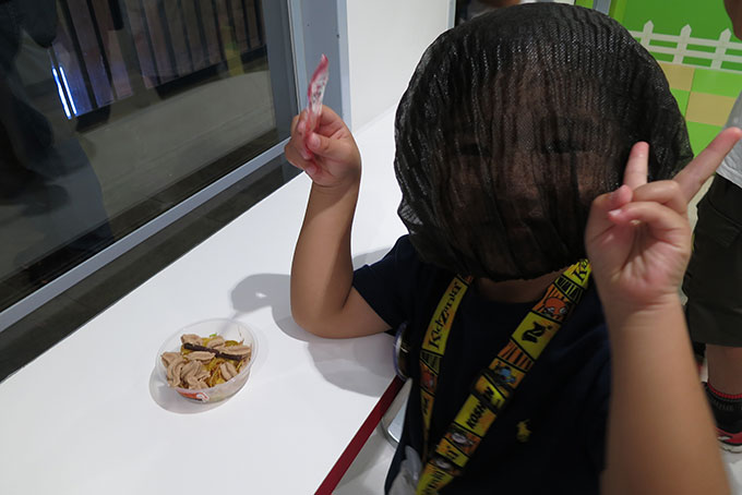 作った商品を早速食べてます