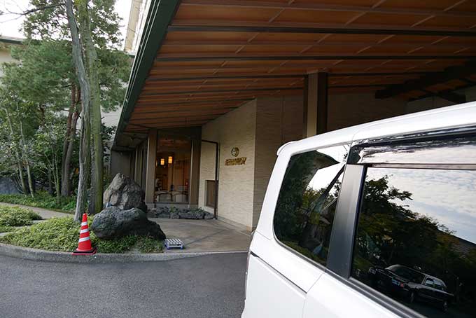 荷物を降ろして駐車スペースへ移動