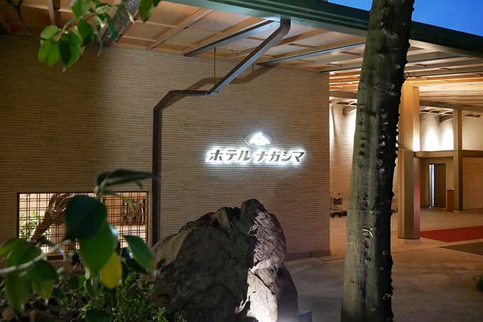夜のホテルナガシマエントランス