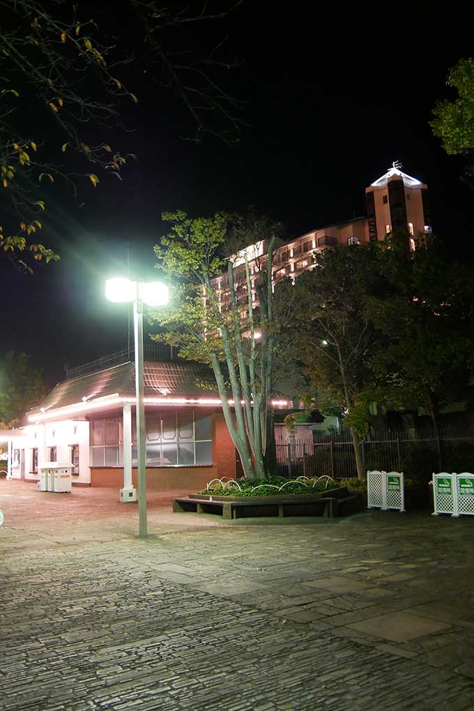 ゾンビの声とマシンガンの音が聞こえます