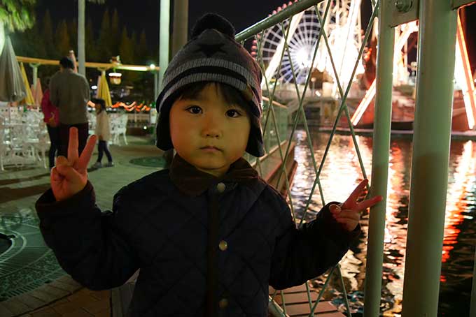 バイキングを背景に記念撮影