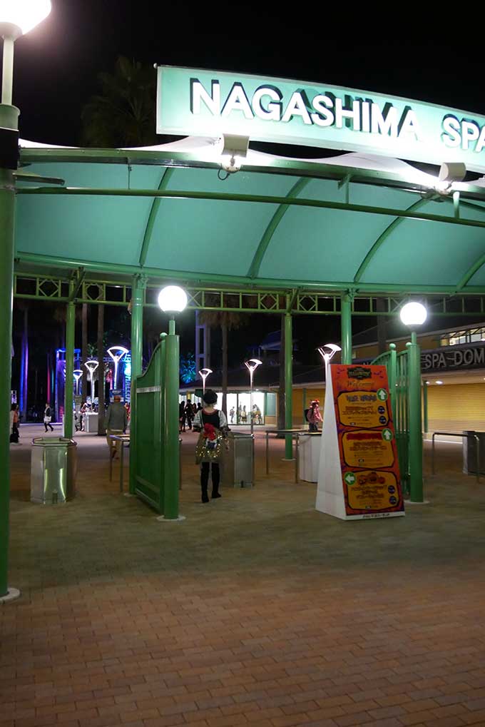 ナガシマ海水プールの更衣室が開放されています