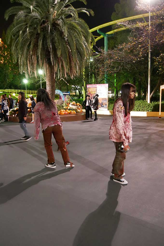 周辺をウロウロするゾンビ