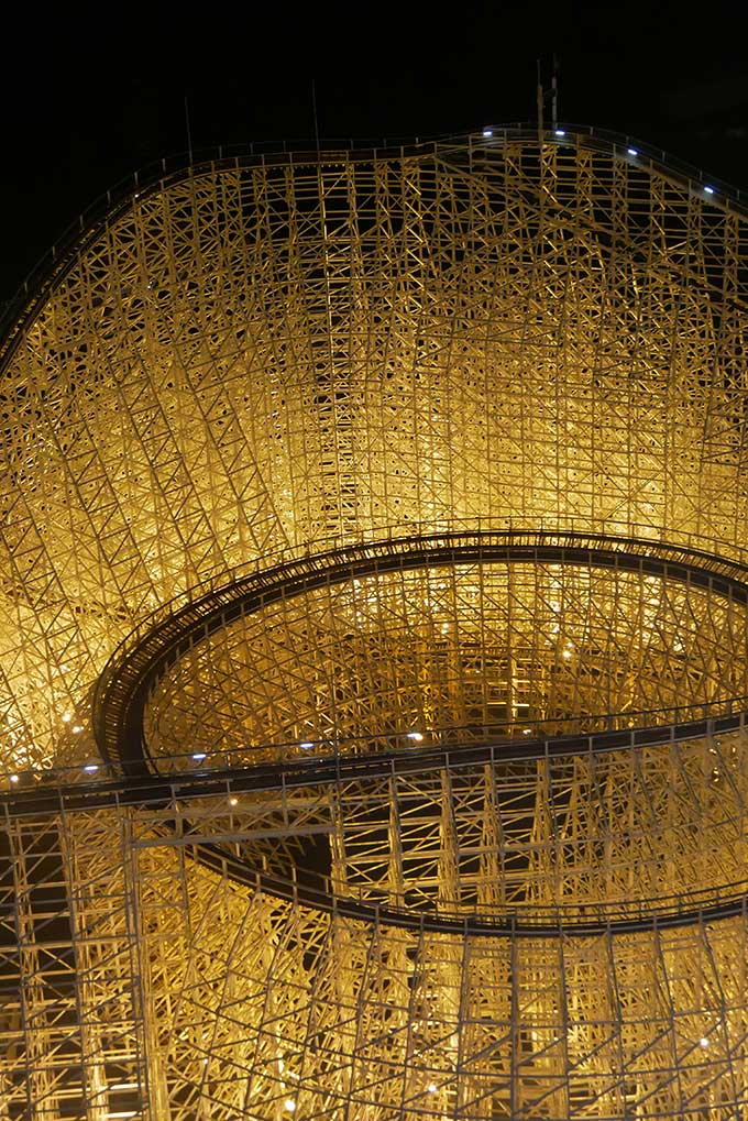 夜のホワイトサイクロンは絶景