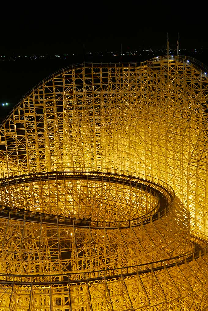 ホワイトサイクロンのライトアップ