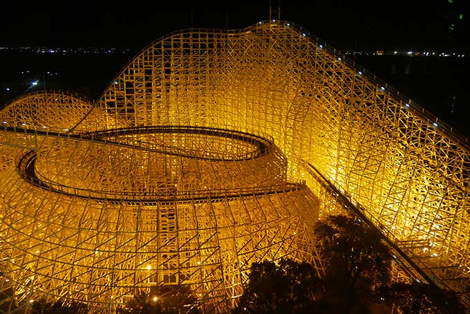 ホワイトサイクロンのライトアップ