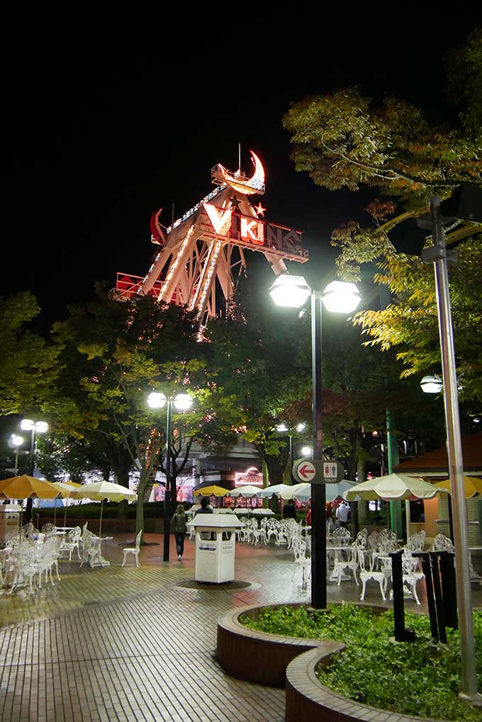 夜の遊園地はライトアップが最高に綺麗!!