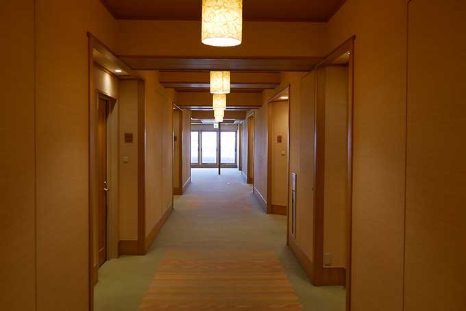 ホテルナガシマの客室から廊下へ
