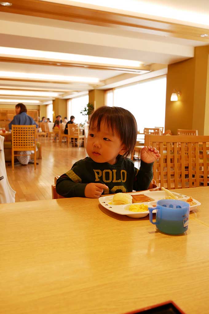 モグモグ食べる次男君
