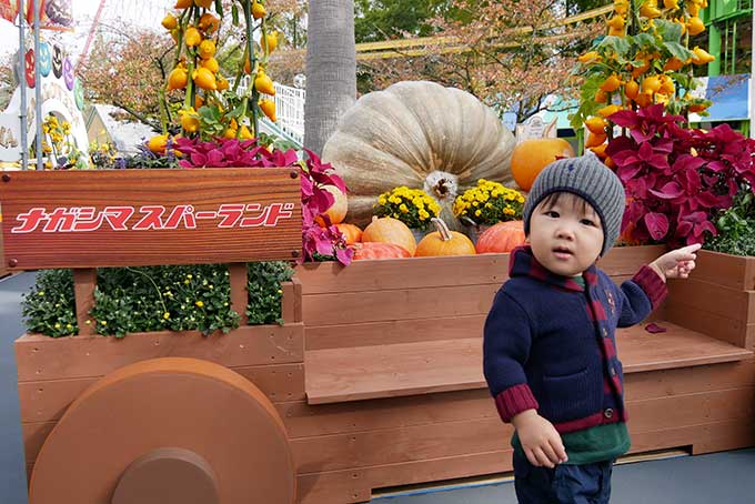 カボチャの前でポーズ!!