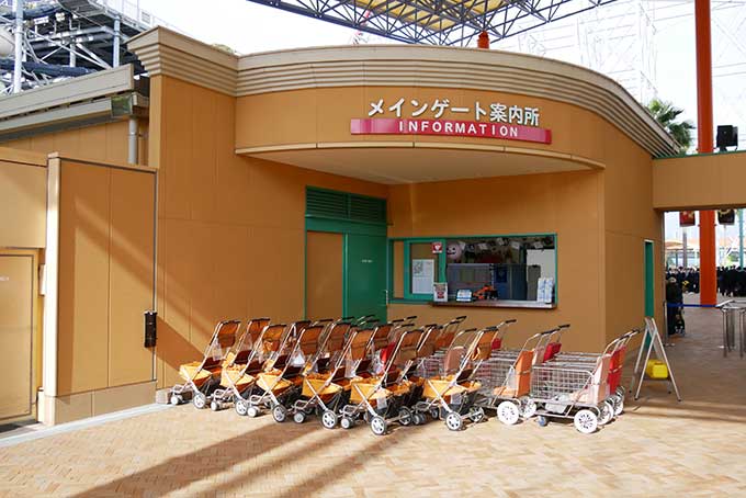 ベビーカーの貸出場へ