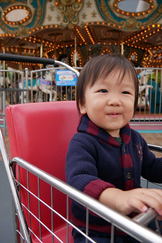 ベビーカーに乗って楽しそうな次男君