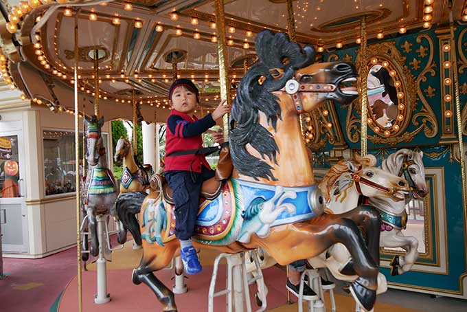 早速メリーゴーランドに乗車中