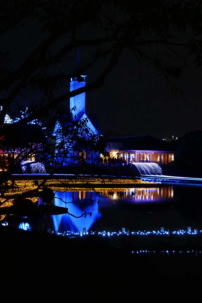 水面に映るチャペルが幻想的
