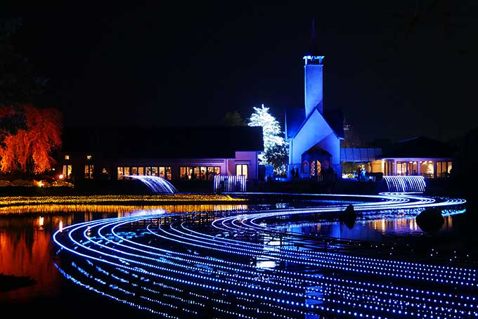 色が変わる水上イルミネーション