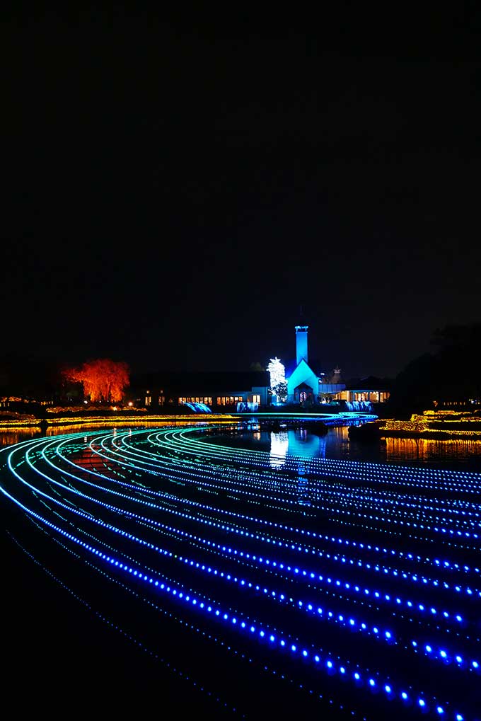 色が変わる水上イルミネーション