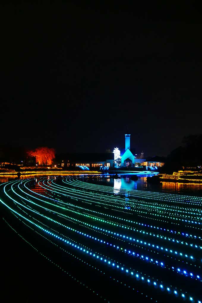 色が変わる水上イルミネーション