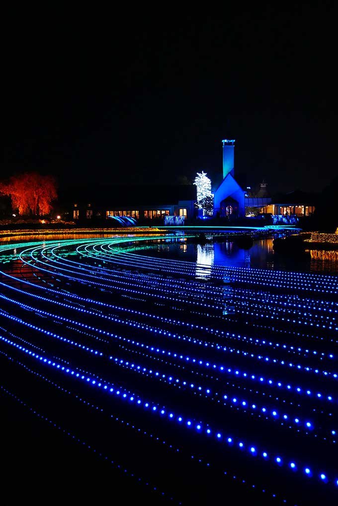 色が変わる水上イルミネーション